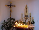Kircheninneres mit Marienstatue und Wallfahrtskerzen